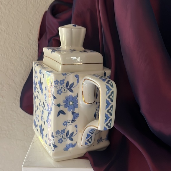 RARE Square Blue and White , Gold Trim Teapot WINDSOR Made in England Vintage - Picture 2 of 8